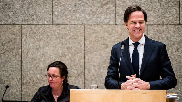 Demissionair Minister Tamara van Ark voor Medische Zorg (VVD) en demissionair premier Mark Rutte tijdens het coronadebat.