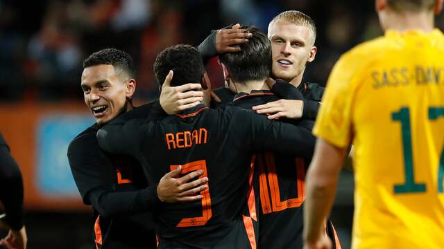 De spelers van Jong Oranje vieren de openingstreffer van Jurgen Ekkelenkamp.