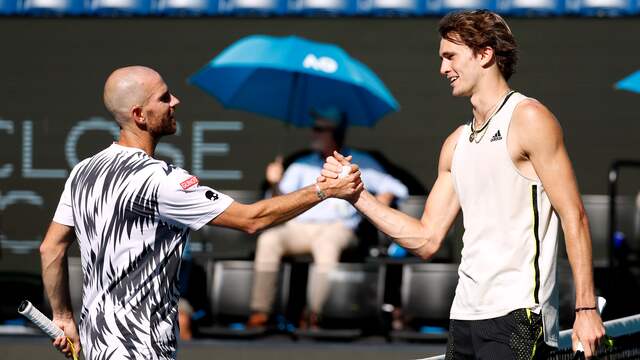 Alexander Zverev wordt gefeliciteerd door Adrian Mannarino, die geen schijn van kans had.