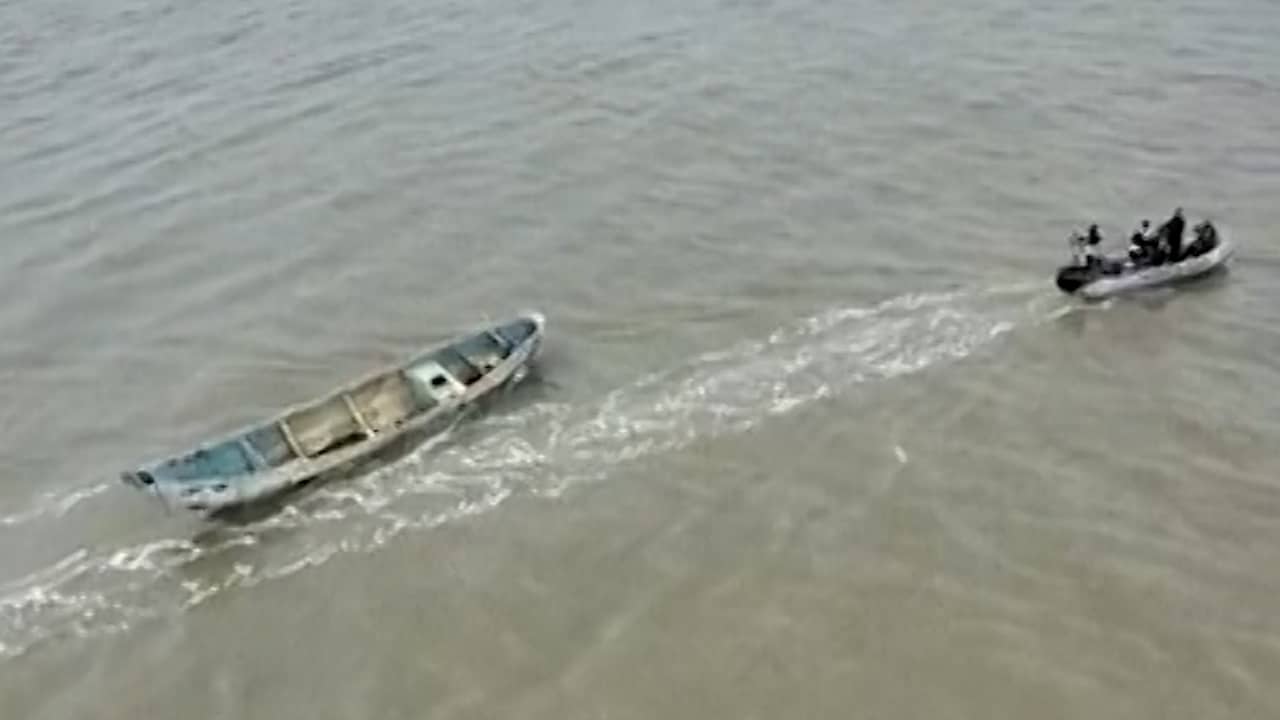 Beeld uit video: Politie ontdekt bootje vol lichamen voor kust van Brazilië