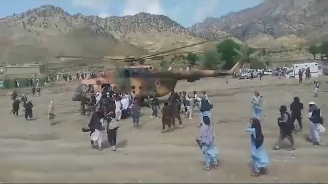 Beeld uit video: Afghanen vluchten per helikopter na zware aardbeving