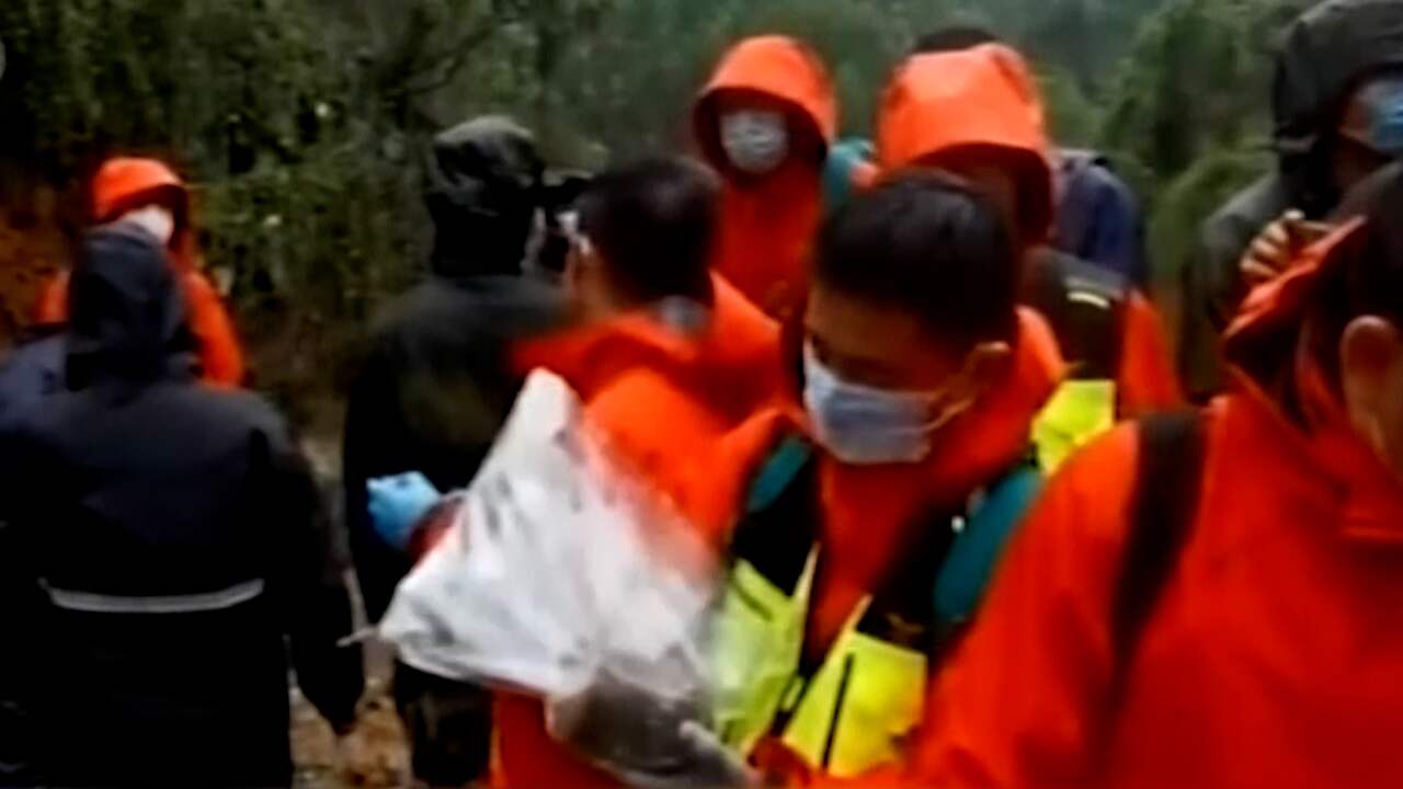 Beeld uit video: Zwarte doos van in China neergestort vliegtuig gevonden