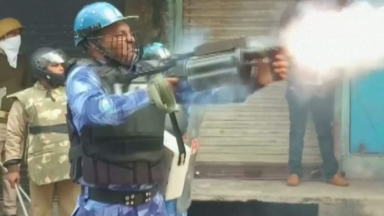 Beeld uit video: Politie vuurt traangas af op betogers in India
