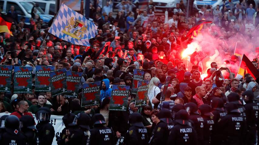 Politie onderzoekt betrokkenheid tien demonstranten bij rellen Chemnitz