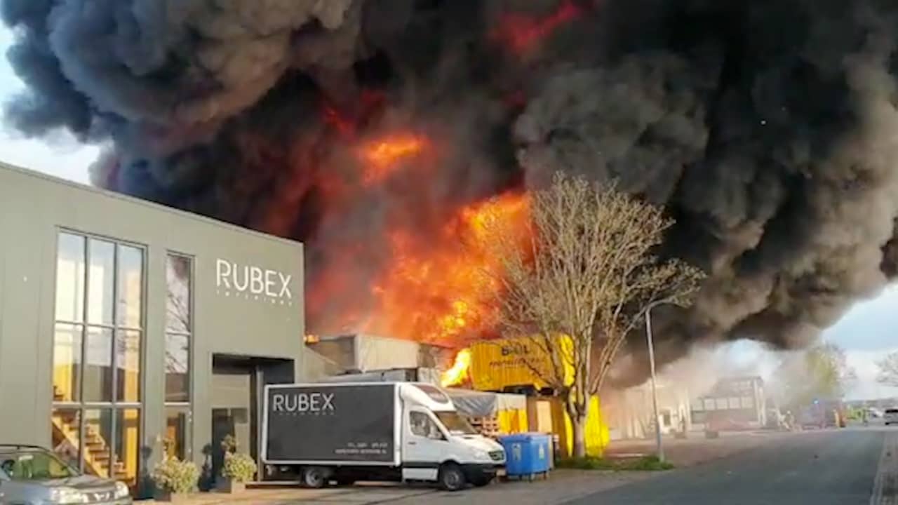 Beeld uit video: Grote brand bij autobandenbedrijf in Broek op Langedijk