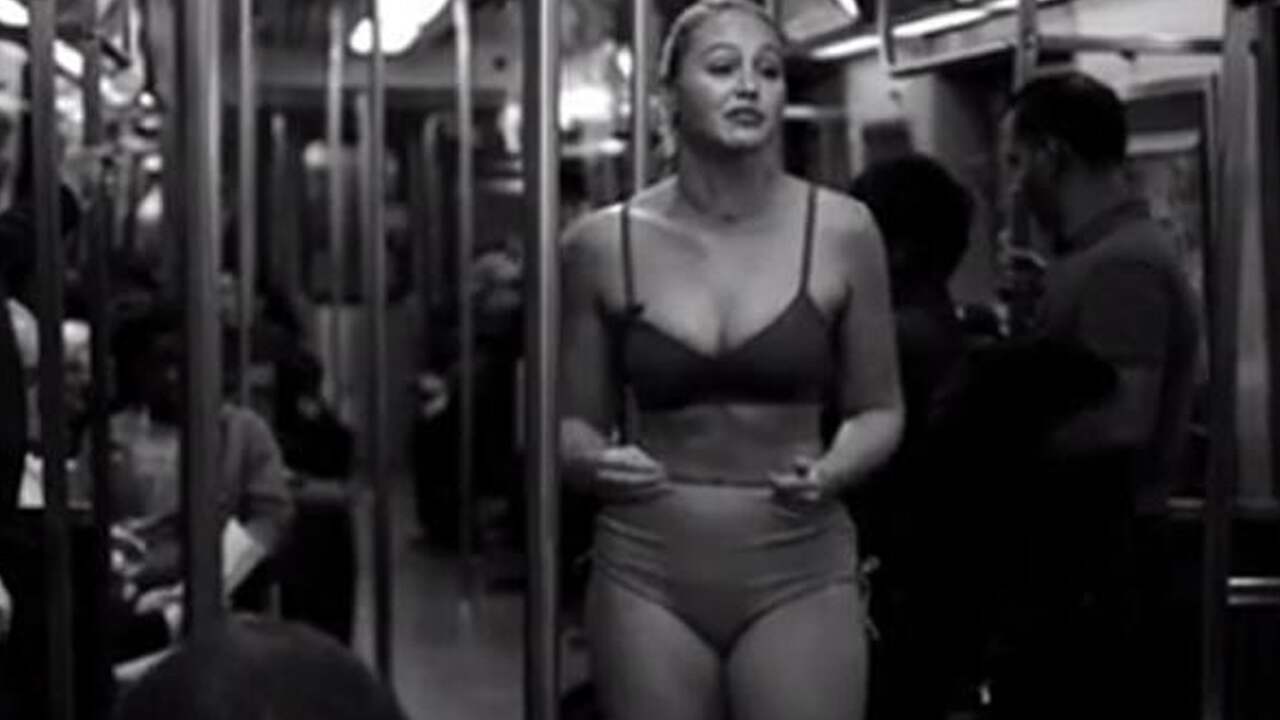 Model Iskra Lawrence kleedt zich uit in de metro