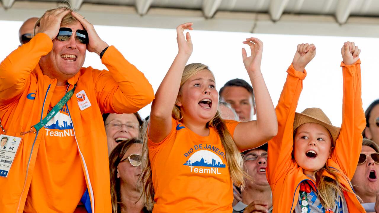 Koning Willem-Alexander met prinsessen Amalia en Ariane op de tribune tijden de Spelen van 2016 in Rio de Janeiro.