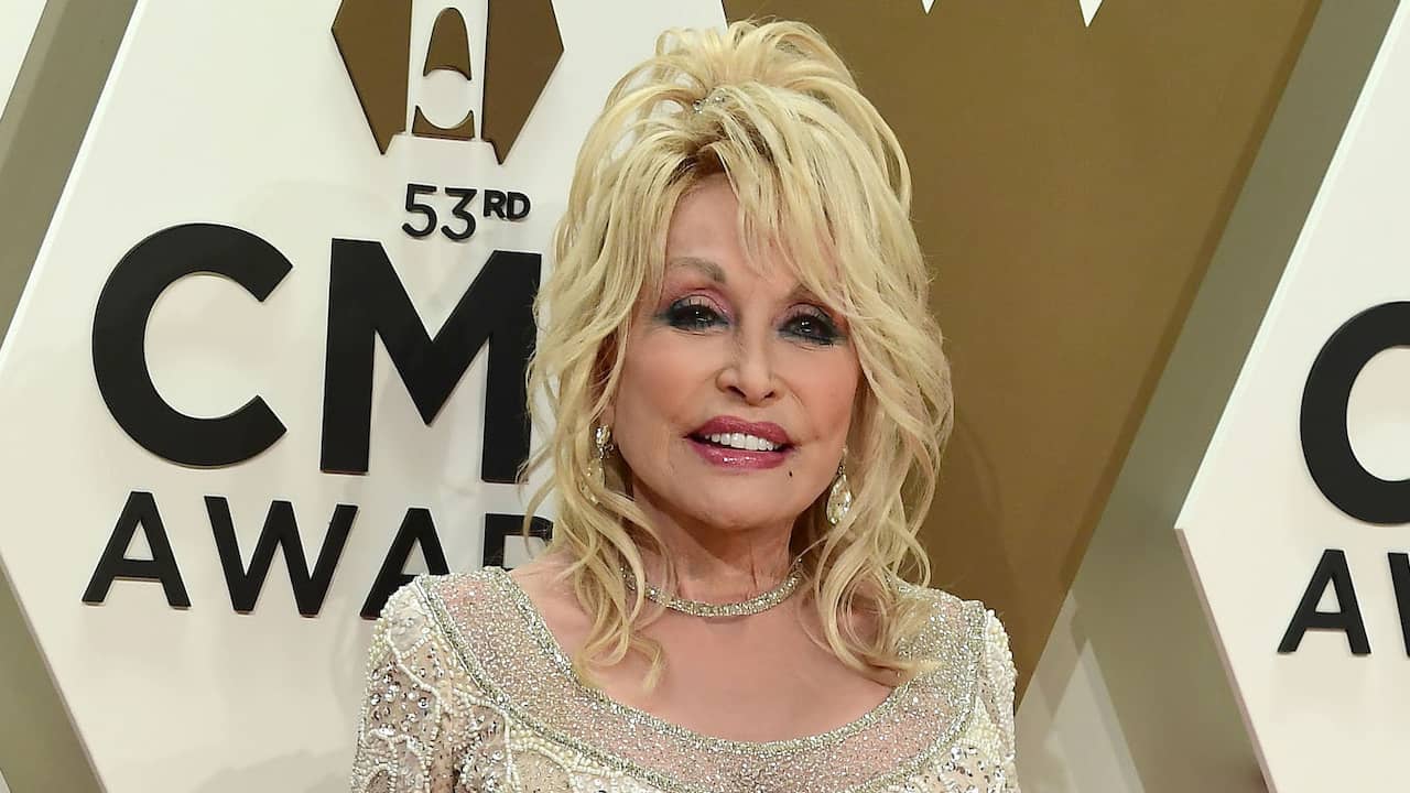 Dolly Parton calls for plans to make her statue to cease |  NOW