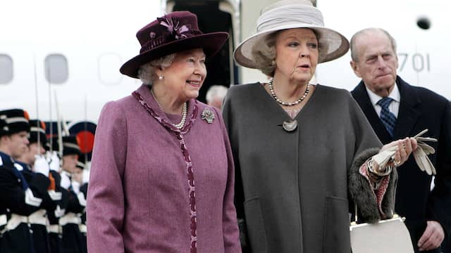 Elizabeth heeft een goede band met prinses Beatrix. Hier zijn ze samen te zien tijdens een bezoek van Elizabeth aan Nederland in 2007.