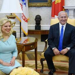 Vrouw Israëlische premier Netanyahu aangeklaagd voor fraude