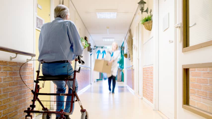 ouderen bejaarde bejaarden verzorgingshuis verpleeghuis rollator