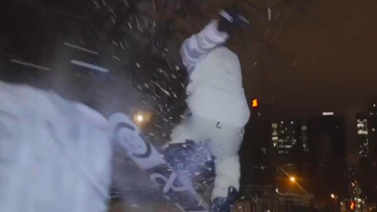 Beeld uit video: Canadese olympiër snowboardt door straten van Montreal