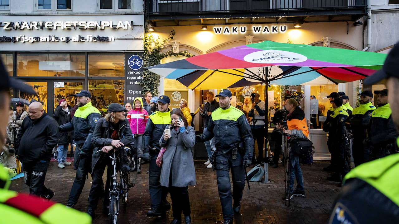 Live Rechter Buigt Zich Over Gesloten Restaurant Waku Waku Nunl 4787