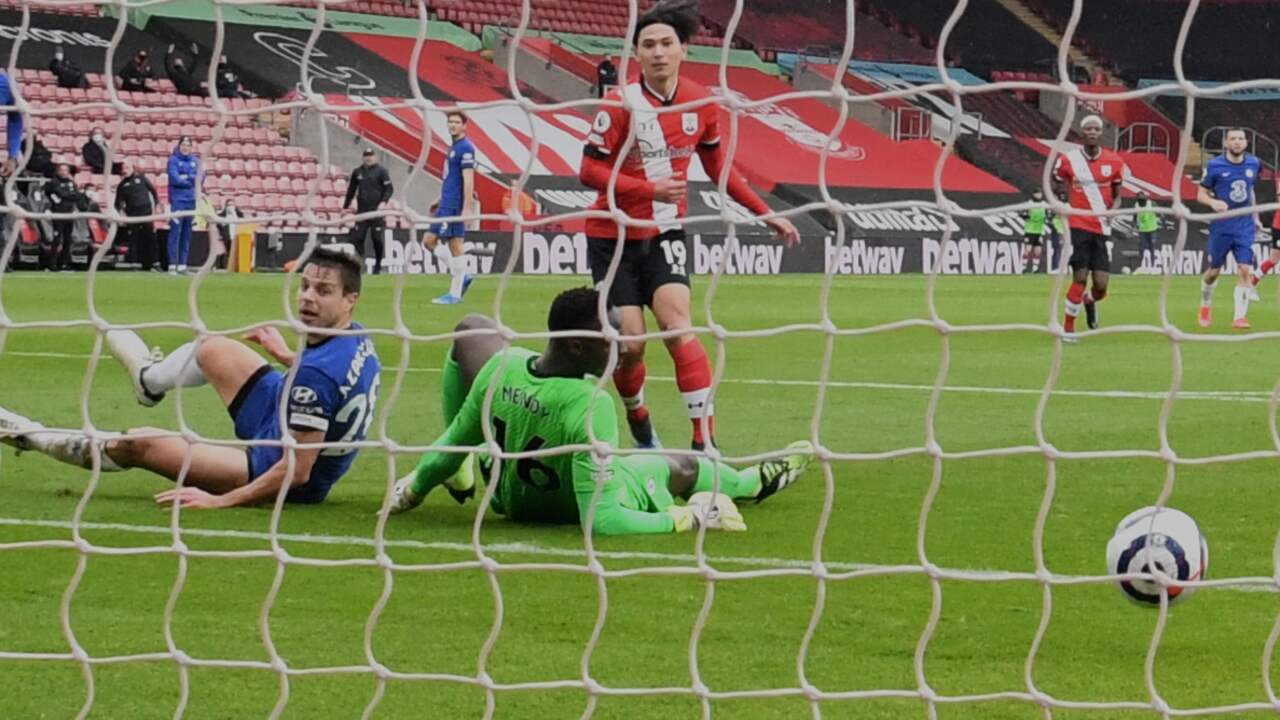 Takumi Minamino schiet Southampton op 1-0 tegen Chelsea.