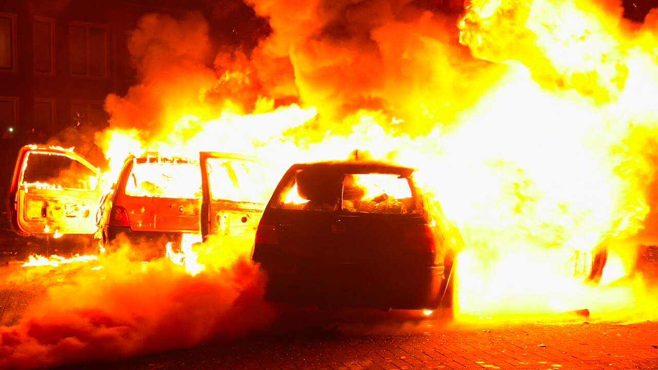 Beeld uit video: Brandende sloopauto's en vuurwerk: opnieuw onrust in Veen