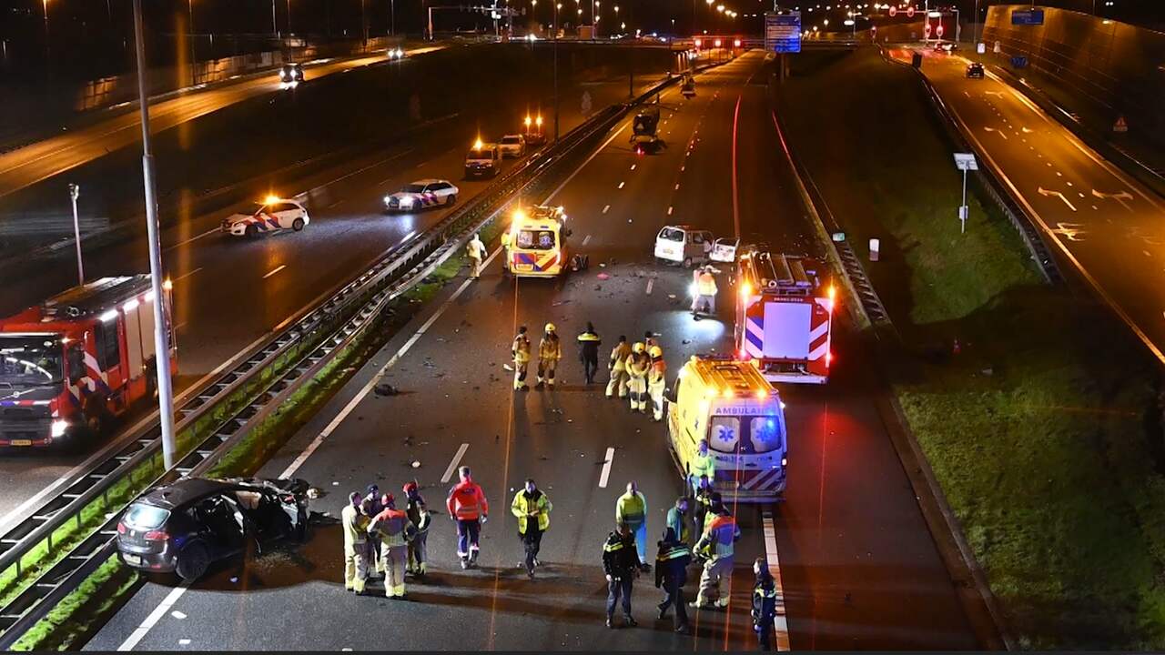 Beeld uit video: Veel hulpdiensten op A16 na dodelijk ongeluk met spookrijder
