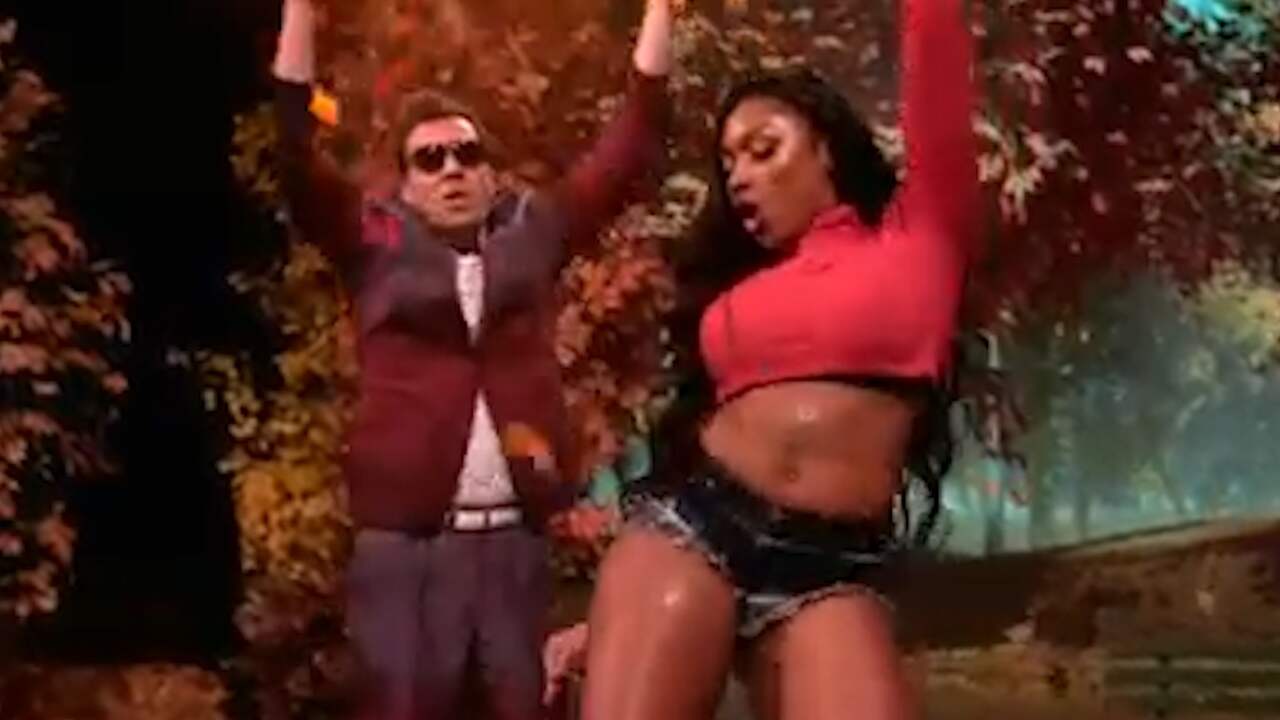 Beeld uit video: Jimmy Fallon neemt herfstclip op met Megan Thee Stallion