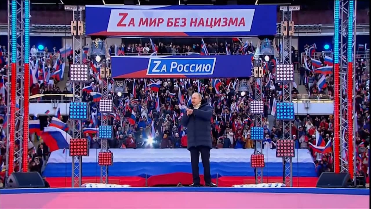 Beeld uit video: Poetin spreekt vol stadion toe bij viering annexatie Krim