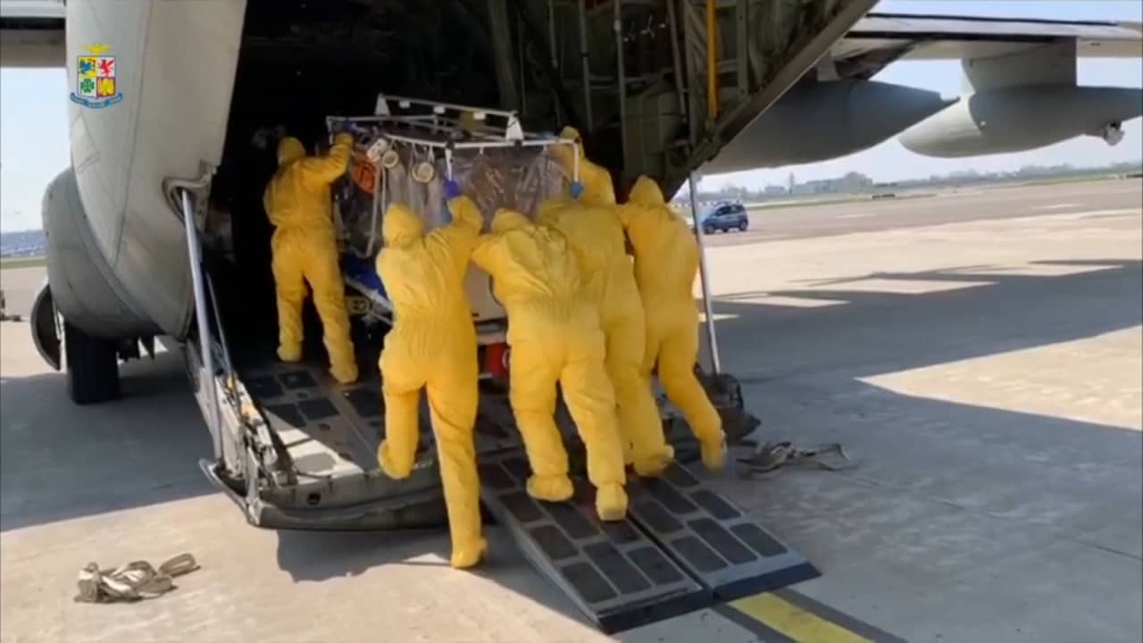 Beeld uit video: Militair transportvliegtuig vervoert Italiaanse coronapatiënten