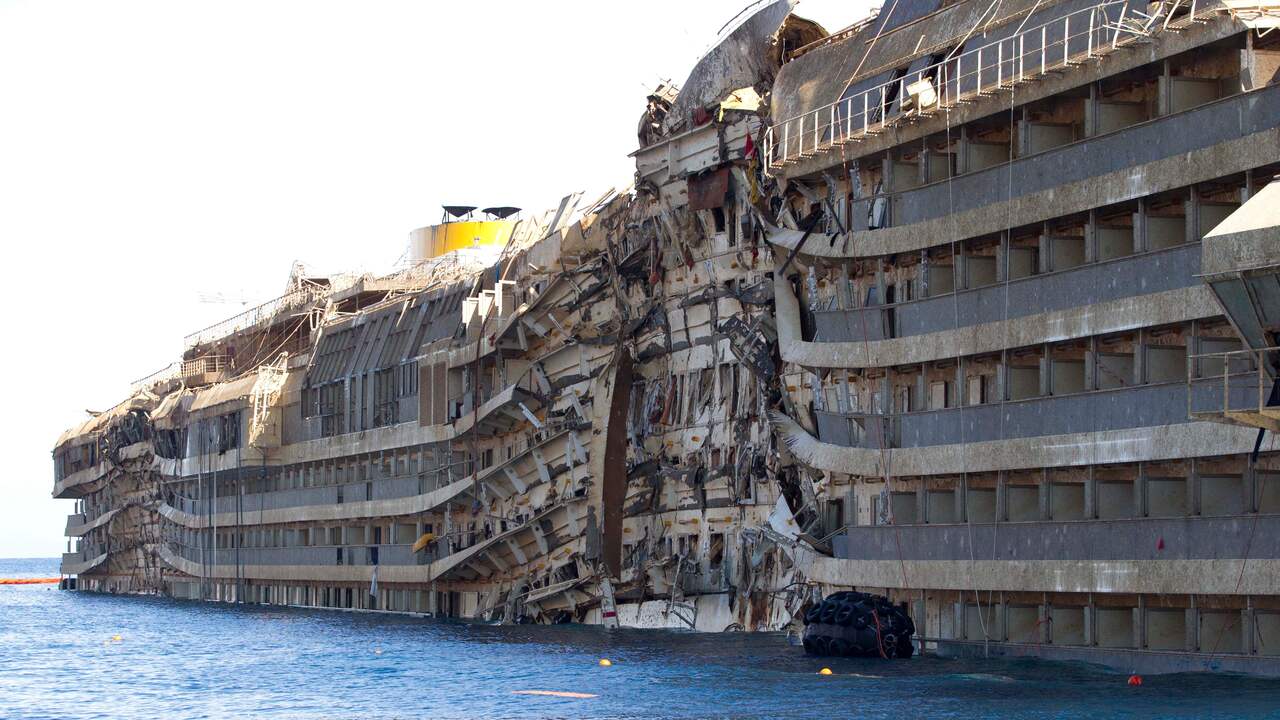 Het wrak van de Costa Concordia nadat het overeind was gehesen.