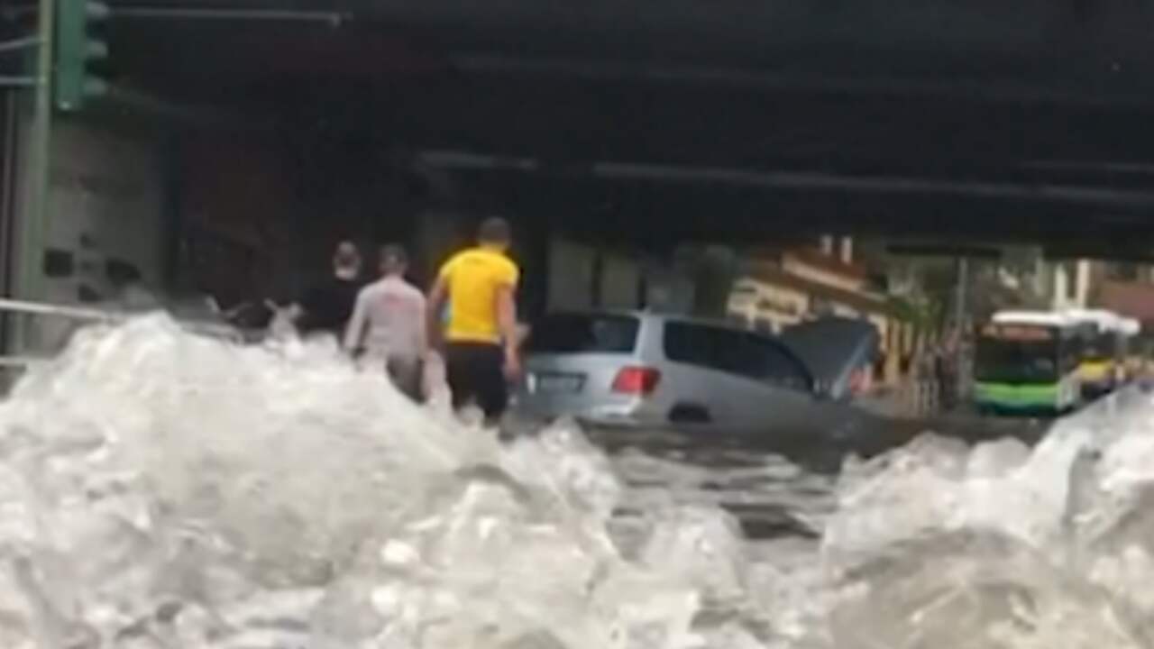 Beeld uit video: Mannen proberen auto uit water te trekken na overstroming Berlijn