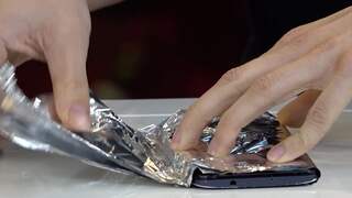 Lifehack getest: Mobiel in 10 seconden opladen met aluminiumfolie