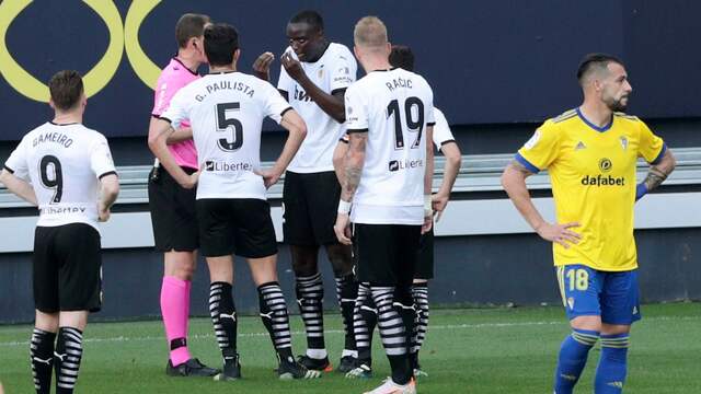 Valencia-verdediger Mouctar Diakhaby vertelt de scheidsrechter dat hij racistisch bejegend is en loopt daarna met zijn ploeggenoten van het veld.