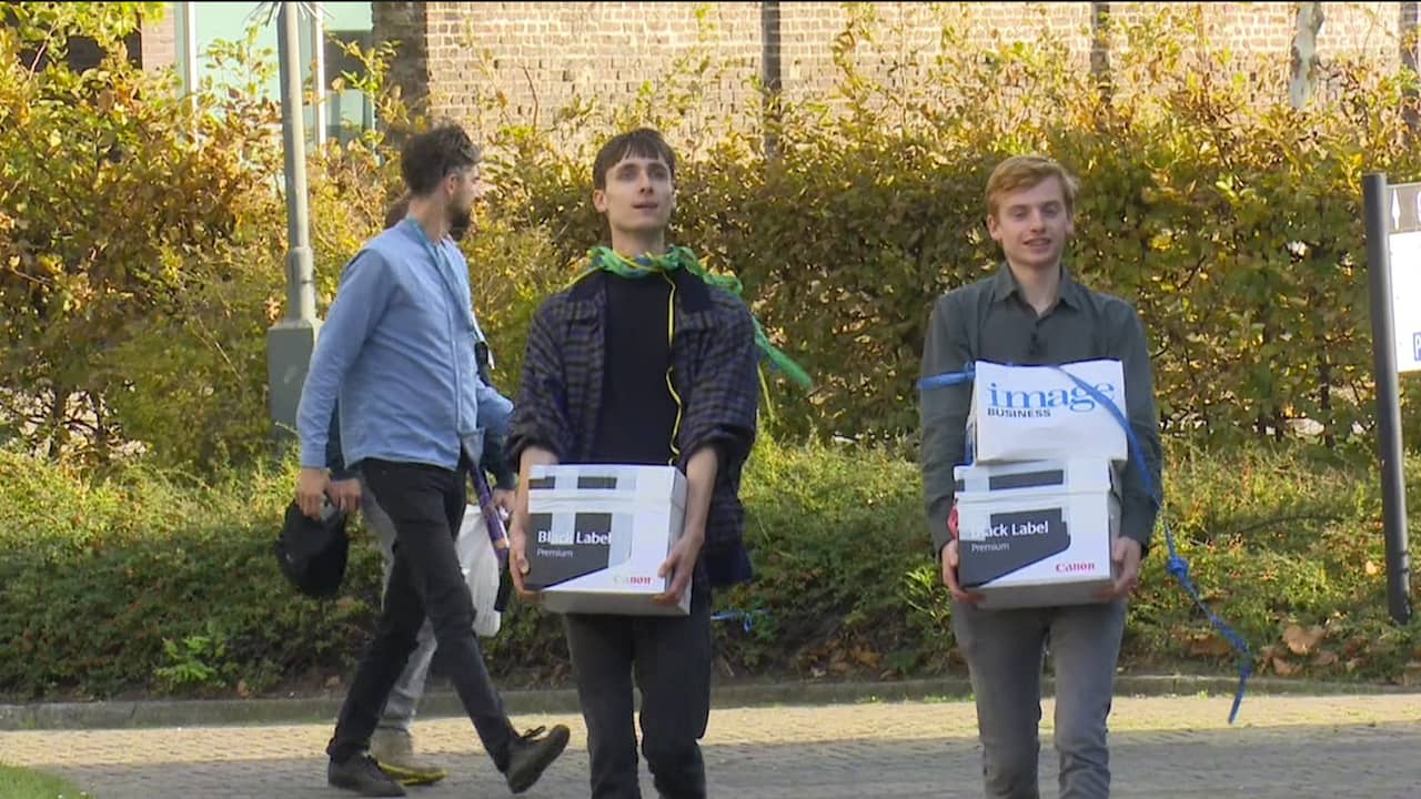 Initiatiefnemers referendum sleepwet leveren 400.000 handtekeningen in bij Kiesraad