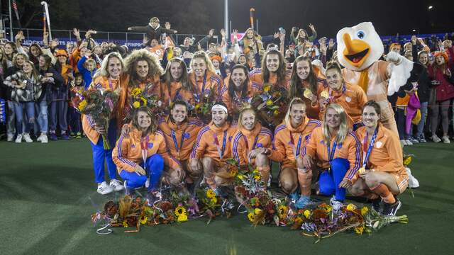 De hockeysters werden na afloop gehuldigd voor hun prestaties in Tokio.