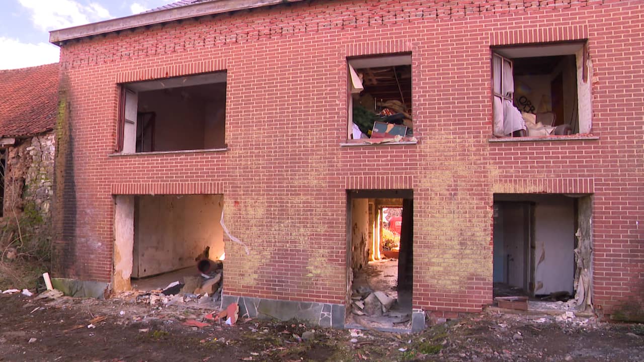 Beeld uit video: Slopers breken huis van Belgische seriemoordenaar Marc Dutroux af