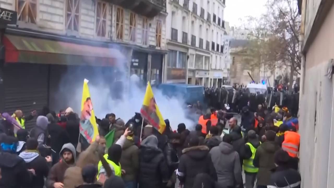 Beeld uit video: Opnieuw rellen in Parijs na moord op drie Koerden