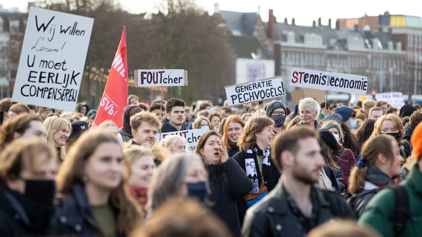 Studenten protesteren in Amsterdam voor volledige compensatie basisbeurs