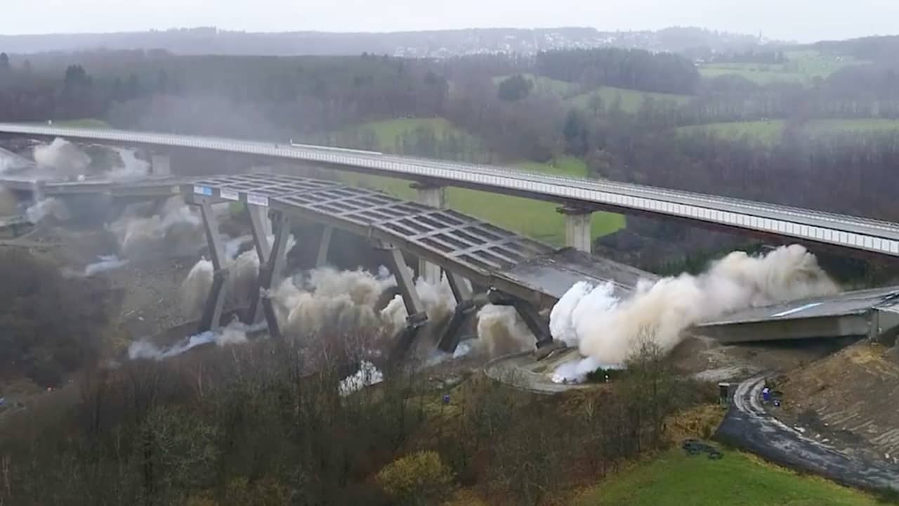 Beeld uit video: Hoge snelwegbrug met explosieven tot ontploffing gebracht in Duitsland