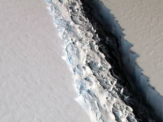 Enorme afgebroken ijsberg van Zuidpool de zee opgedreven