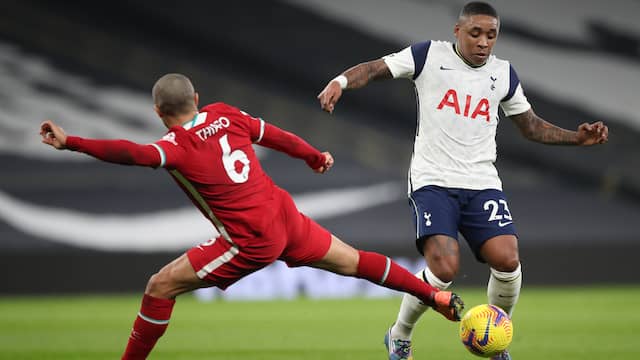 Steven Bergwijn werd tegen Liverpool na tachtig minuten gewisseld.