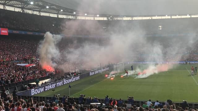 AZ-supporters gooien vuurwerk op veld tijdens bekerfinale