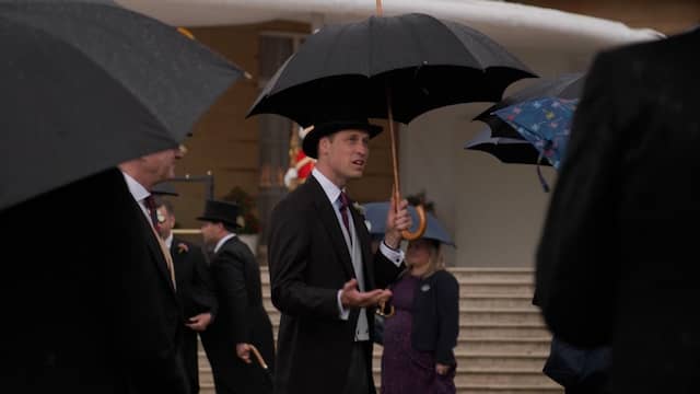 Prins William houdt regenachtig tuinfeest bij Buckingham Palace