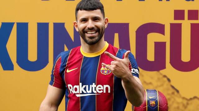 Het kenmerkende handgebaar van Agüero, dat door Fati werd gekopieerd.