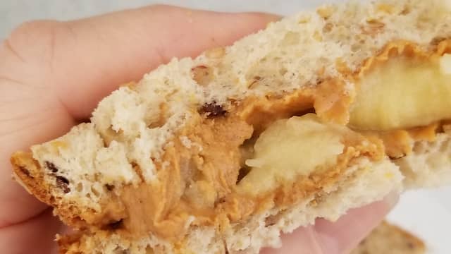 De oorspronkelijke 'Elvis-sandwich' is rijkelijk besmeerd met pindakaas. Daarnaast zit er ook banaan op, bosbessenjam en spek.
