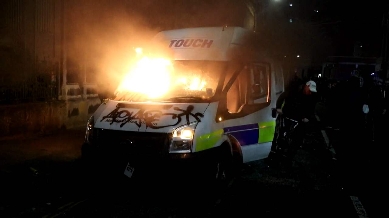 Beeld uit video: Politiebus in brand bij uit de hand gelopen protest Bristol