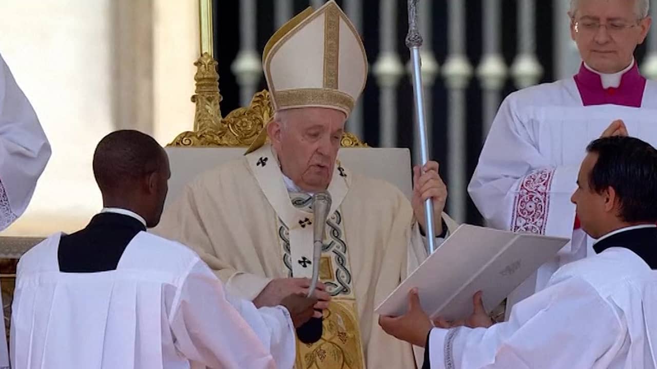 Beeld uit video: Paus verklaart onder luid Nederlands gejuich Titus Brandsma heilig
