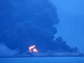Lichaam geborgen van brandende olietanker China