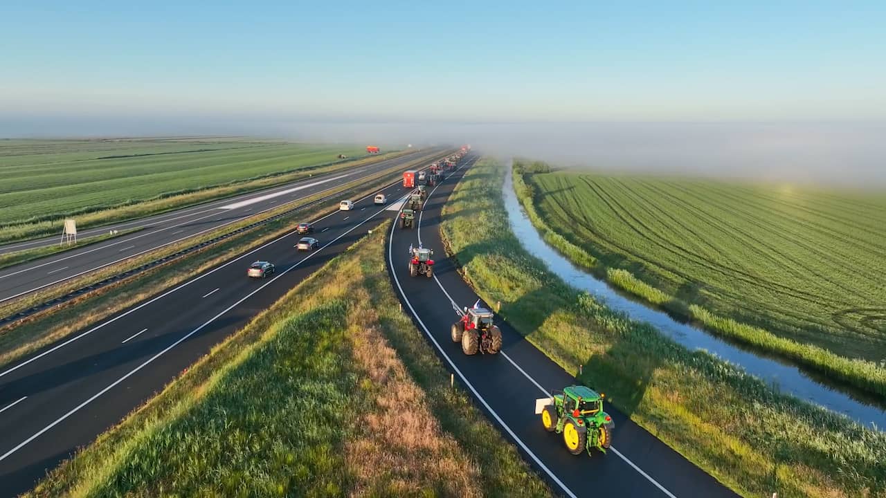 Beeld uit video: Drone filmt stoet tractors in alle vroegte op weg naar Stroe