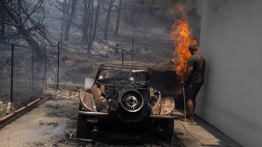 Griekenland 'in oorlog' met bosbranden na grootste evacuatie ooit