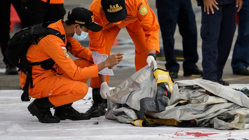 Zwarte dozen van gecrasht Indonesisch vliegtuig voor kust Java gevonden