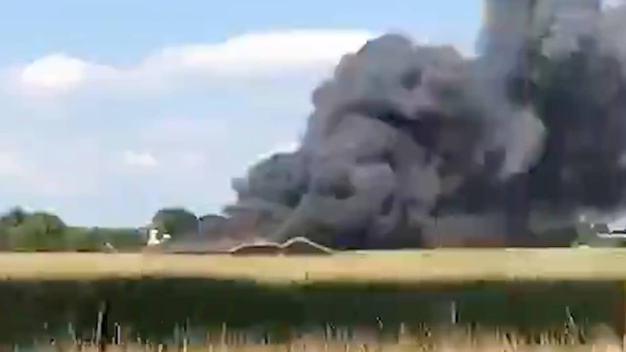 Grote rookwolken bij brand in Gelderse varkensstal