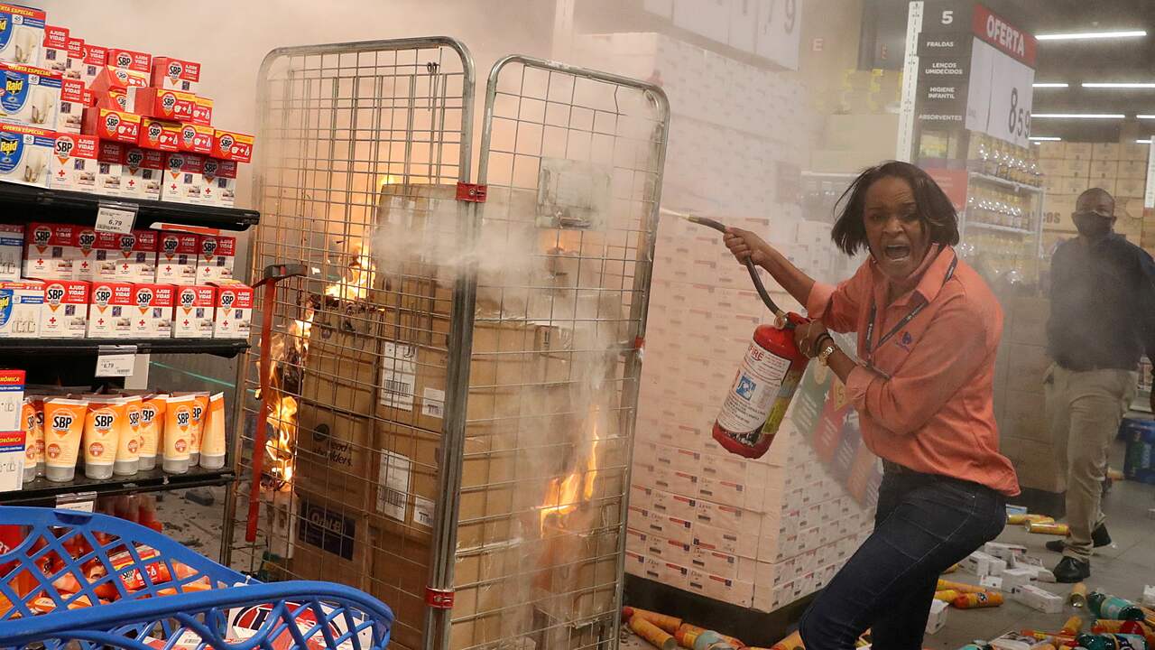 Beeld uit video: Brazilianen belagen supermarkten na gewelddadige dood zwarte man