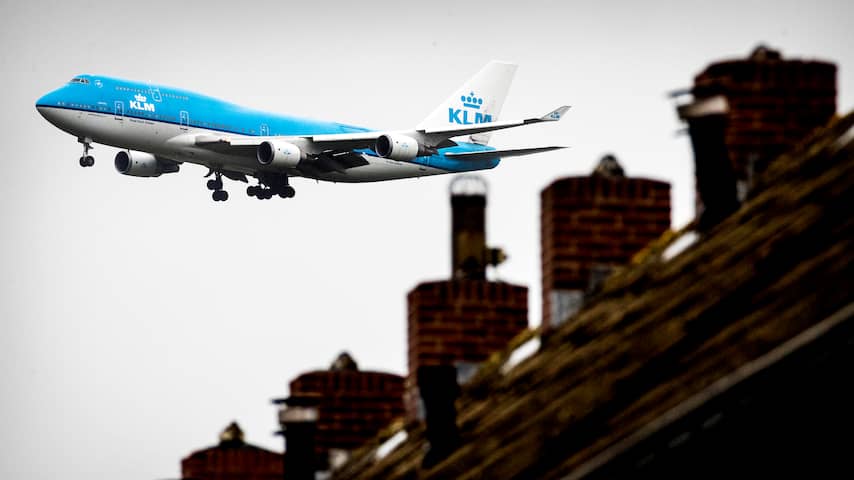 Vliegtuig boven woningen in de buurt van Schiphol