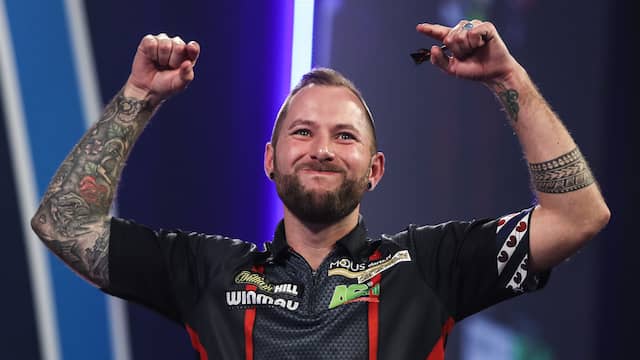 Danny Noppert viert zijn overwinning op Cameron Carolissen.