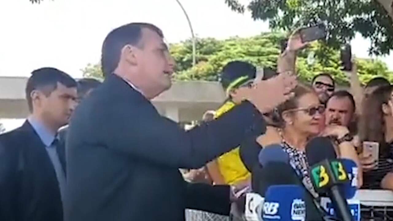 Beeld uit video: Braziliaanse president maakt homofobe opmerking tegen journalist